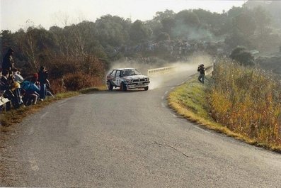 Juha Kankkunen - Juha Piironen
27º Rallye España - Catalunya Costa Brava 1991. Lancia Delta Integrale 16V (TO 76856R). Clasificado 2º.

Primer año válido para el Campeonato Mundial de Rallyes.

Esta foto es en SS21 Castellnou - Castelladrall de 24.53 km.
Su recorrido pasaba por unos 5 ó 6 km por otro conocido tramo de asfalto del Bages, 