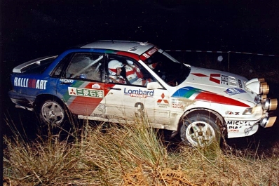 Kenneth Eriksson - Staffan Parmander
47º Lombard RAC Rally 1991. Mitsubishi Galant VR-4 (H12 MRE). Clasificado 2º.

Del 24 al 28 de Noviembre, Harrogate, Yorkshire, Inglaterra.
Superficie: tierra.

El Rally tenia un total de 2355.31 Km de los que 565,51 Km divididos en 37 tramos eran especiales.

Se inscribieron 160 equipos, tomaron la salida 151, finalizaron 82.@
Palabras clave: ;Mitsubishi;Galant;VR-4;Gran_Bretaña;RAC_Rally;Lombard;1991