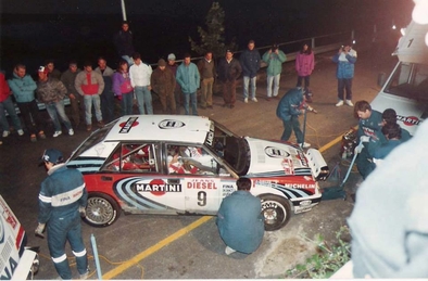 Asistencia del Equipo Martini Lancia en el 33º Rallye Sanremo - Rallye d'Italia 1991
En el Lancia Delta Integrale 16V (TO 99928R) de Miki Biasion - Tiziano Siviero, clasificado 2º.

Del 12 al 17 de Octubre, Sanremo, Ligúria, Imperia, Italia.
Superficie: asfalto - tierra.

El Rally tenia un total de 2185.96 km de los que 572.91 km divididos en 31 tramos eran especiales (uno de ellos fue cancelado SS5 Castiglione Garfagnana de 9.67 km).

Tomaron la salida 87 equipos, finalizaron 40.@
Palabras clave: Miki_Biasion;Tiziano_Siviero;Lancia;Delta;Integrale;Sanremo;1991;Asistencias