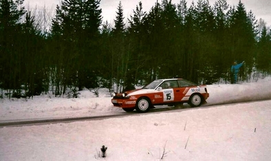Mats Jonsson - Lars Backman
40º Internacional Suecia Rally 1991. Toyota Celica GT-4 -ST165- (K-AM 5803). Clasificado 2º.

Del 16 al 18 de Febrero, Karlstad, Suecia.
Superficie: nieve - nieve.

El Rally tenia un total de 1475.10 km de los que 519.90 km divididos en 29 tramos eran especiales.

Se inscribieron 108 equipos, tomaron la salida 108, finalizaron 74.@
Palabras clave: Toyota;Celica;GT-4;ST165;Suecia;1991;Nieve