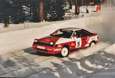 Mats Jonsson - Lars Backman
40º Internacional Suecia Rally 1991. Toyota Celica GT-4 -ST165- (K-AM 5803). Clasificado 2º.

Del 16 al 18 de Febrero, Karlstad, Suecia.
Superficie: nieve - nieve.

El Rally tenia un total de 1475.10 km de los que 519.90 km divididos en 29 tramos eran especiales.

Se inscribieron 108 equipos, tomaron la salida 108, finalizaron 74.@
Palabras clave: Toyota;Celica;GT-4;ST165;Suecia;1991;Nieve