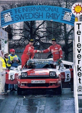 Mats Jonsson - Lars Backman
40º Internacional Suecia Rally 1991. Toyota Celica GT-4 -ST165- (K-AM 5803). Clasificado 2º.

Del 16 al 18 de Febrero, Karlstad, Suecia.
Superficie: nieve - nieve.

El Rally tenia un total de 1475.10 km de los que 519.90 km divididos en 29 tramos eran especiales.

Se inscribieron 108 equipos, tomaron la salida 108, finalizaron 74.@
Palabras clave: Toyota;Celica;GT-4;ST165;Suecia;1991