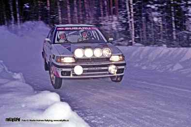 Markku Alen - Ilkka Kivimaki
40º Internacional Suecia Rally 1991. Subaru Legacy RS (G 171 YUD). Clasificado 3º.

Del 16 al 18 de Febrero, Karlstad, Suecia.
Superficie: nieve - nieve.

El Rally tenia un total de 1475.10 km de los que 519.90 km divididos en 29 tramos eran especiales.

Se inscribieron 108 equipos, tomaron la salida 108, finalizaron 74.@
Palabras clave: Markku_Alen;Subaru;Legacy;Suecia;1991;Nieve
