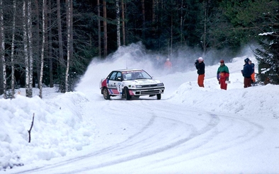Markku Alen - Ilkka Kivimaki
40º Internacional Suecia Rally 1991. Subaru Legacy RS (G 171 YUD). Clasificado 3º.

Del 16 al 18 de Febrero, Karlstad, Suecia.
Superficie: nieve - nieve.

El Rally tenia un total de 1475.10 km de los que 519.90 km divididos en 29 tramos eran especiales.

Se inscribieron 108 equipos, tomaron la salida 108, finalizaron 74.@
Palabras clave: Markku_Alen;Subaru;Legacy;Suecia;1991;Nieve