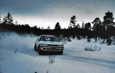 Markku Alen - Ilkka Kivimaki
40º Internacional Suecia Rally 1991. Subaru Legacy RS (G 171 YUD). Clasificado 3º.

Del 16 al 18 de Febrero, Karlstad, Suecia.
Superficie: nieve - nieve.

El Rally tenia un total de 1475.10 km de los que 519.90 km divididos en 29 tramos eran especiales.

Se inscribieron 108 equipos, tomaron la salida 108, finalizaron 74.@
Palabras clave: Markku_Alen;Subaru;Legacy;Suecia;1991;Nieve