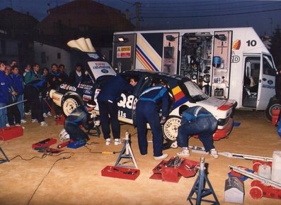 Asistencia del Equipo Q8 Team Ford en el 27º Rallye Catalunya-Costa Brava (Rallye de España) 1991
En el Ford Sierra RS Cosworth 4x4 (H310 MTW) de François Delecour - Daniel Grataloup, clasificado 3º.
Service after SS2, Sant Hilari.

Del 10 al 13 de Noviembre, Lloret de Mar, Girona, Catalunya, España.
Superficie: asfalto - tierra.

El Rally tenia un total de 1606.98 km de los que 594.01 km divididos en 35 tramos eran especiales, (2 de ellos fueron cancelados SS4 Sant Hilari - Osor de 13.57 Km y SS29 Riera de Merles de 14.36 Km).

Tomaron la salida 76 equipos, finalizaron 33.

© Joan Al
@
Palabras clave: Ford;Sierra;Cosworth;1991;Catalunya;Asistencias