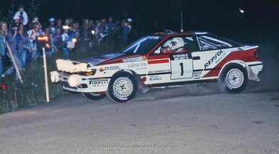 Carlos Sainz Cenamor - Luís Rodríguez Moya
41º 1000 Lakes Rally 1991. Toyota Celica GT-4 -ST165- (K-AM 8798). Clasificado 4º.

Del 22 al 25 de Agosto, Laajavuori, Jyväskylä, Finlandia.
Superficie: tierra.

El Rally tenia un total de 1660.31 km de los que 524.26 km divididos en 42 tramos eran especiales.

Se inscribieron 148 equipos, finalizaron 88.@
Palabras clave: ;Luis_Moya;Toyota;Celica;ST165;Finlandia;1991