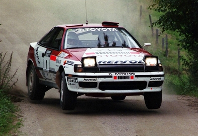 Carlos Sainz Cenamor - Luís Rodríguez Moya
41º 1000 Lakes Rally 1991. Toyota Celica GT-4 -ST165- (K-AM 8798). Clasificado 4º.

Del 22 al 25 de Agosto, Laajavuori, Jyväskylä, Finlandia.
Superficie: tierra.

El Rally tenia un total de 1660.31 km de los que 524.26 km divididos en 42 tramos eran especiales.

Se inscribieron 148 equipos, finalizaron 88.@
Palabras clave: ;Luis_Moya;Toyota;Celica;ST165;Finlandia;1991