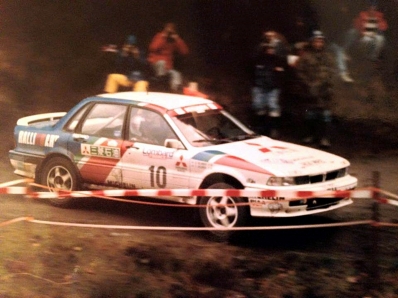 Timo Salonen - Voitto Silander
47º Lombard RAC Rally 1991. Mitsubishi Galant VR-4 (H14 MRE). Clasificado 4º.

Del 24 al 28 de Noviembre, Harrogate, Yorkshire, Inglaterra.
Superficie: tierra.

El Rally tenia un total de 2355.31 Km de los que 565,51 Km divididos en 37 tramos eran especiales.

Se inscribieron 160 equipos, tomaron la salida 151, finalizaron 82.@
Palabras clave: Timo_Salonen;Mitsubishi;Galant;VR-4;Gran_Bretaña;RAC_Rally;Lombard;1991