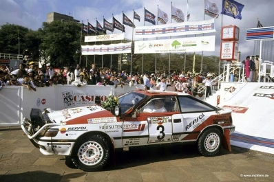 Bjorn Waldegard - Fred Gallagher
39º Martini Safari Rally Kenya 1991. Toyota Celica GT-4 -ST165- (K-AM 2816). Clasificado 4º.
Toyota Kenya

Del 27 de Marzo al 1 de Abril, Nairobi, Kenya, África.
Superficie: tierra.

El Rally tenia un total de 4520.76 km con 79 controles horarios.

Tomaron la salida 57 equipos, finalizaron 27.@
Palabras clave: Toyota;Celica;ST165;Safari;1991;Parque_Cerrado