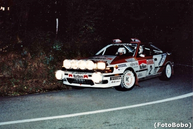 Carlos Sainz Cenamor - Luà­s Moya
33º Rallye Sanremo - Rallye d'Italia 1991. Toyota Celica GT-4 (ST165). Clasificado 6º.
El Rally tenia un total de 2185.96 km de los que 572.91 divididos en 31 tramos, eran especiales.
Tomaron la salida 87 equipos, finalizaron 40.
COPYRIGHT de Alberto Anam.@@
Palabras clave: ;Toyota;Celica;ST165;Sanremo;1991