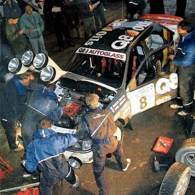 Asistencia del Equipo Q8 Autoglass en el 47º Lombard RAC Rally 1991
En el Ford Sierra RS Cosworth 4x4 de François Delecour - Daniel Grataloup, clasificado 6º.
El Rally tenia un total de 2,355.31 Km de los que 565,51 Km divididos en 37 tramos eran especiales.
Se inscribieron 160 equipos, tomaron la salida 151, finalizaron 82.@
Palabras clave: ;Ford;Sierra;Cosworth;Gran_Bretaña;RAC_Rally;Lombard;1991;Asistencias