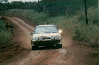 Ian Duncan - David Williamson
39º Martini Safari Rally Kenya 1991. Subaru Legacy RS (GM58SO415). Clasificado 6º.

Del 27 de Marzo al 1 de Abril, Nairobi, Kenya, África.
Superficie: tierra.

El Rally tenia un total de 4520.76 km con 79 controles horarios.

Tomaron la salida 57 equipos, finalizaron 27.@
Palabras clave: Subaru;Legacy;Safari;1991