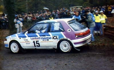 Hannu Mikkola - Johnny Johansson
47º Lombard RAC Rally 1991. Mazda 323 GT-X. Clasificado 7º.

Del 24 al 28 de Noviembre, Harrogate, Yorkshire, Inglaterra.
Superficie: tierra.

El Rally tenia un total de 2355.31 Km de los que 565,51 Km divididos en 37 tramos eran especiales.

Se inscribieron 160 equipos, tomaron la salida 151, finalizaron 82.@
Palabras clave: ;Mazda;GT-X;Gran_Bretaña;RAC_Rally;Lombard;1991