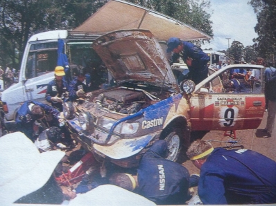 Asistencia del Equipo Nissan Motorsports Europe en el 39º Martini Safari Rally Kenya 1991
En el 9# Nissan Sunny GTI-R (H3 NME) de Mike Kirkland - Surinder Thatthi, clasificado 7º.

Del 27 de Marzo al 1 de Abril, Nairobi, Kenya, África.
Superficie: tierra.

El Rally tenia un total de 4520.76 km con 79 controles horarios.

Tomaron la salida 57 equipos, finalizaron 27.@
Palabras clave: Safari;Nissan;Sunny;1991;Asistencias