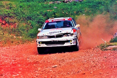 Kenneth Eriksson - Staffan Parmander
38º Acropolis Rally 1991. Mitsubishi Galant VR-4. Clasificado 7º.
El Rally tenia un total de 1776.55 km de los que 586.9 km divididos en 48 tramos, eran especiales, (una de ellas fue cancelada SS22 Aghia Triada de 9,55 Km).
Se inscribieron 94 equipos, tomaron al salida 94, finalizaron 37.@
Palabras clave: ;Mitsubishi;Galant;Acropolis;Grecia;1991