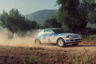 Hannu Mikkola - Johnny Johansson
38º Acropolis Rally 1991. Mazda 323 GTX. Clasificado 8º.
El Rally tenia un total de 1776.55 km de los que 586.9 km divididos en 48 tramos, eran especiales, (una de ellas fue cancelada SS22 Aghia Triada de 9,55 Km).
Tomaron al salida 94 participantes, finalizaron 37@
Palabras clave: ;Johnny_Johansson;Mazda;Acropolis;1991