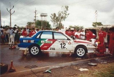 Kenjiro Shinozuka - John Meadows
39º Martini Safari Rally Kenya 1991. Mitsubishi Galant VR-4 (KNY79SO710). Clasificado 8º.
Mitsubishi Oil Ralliart

Del 27 de Marzo al 1 de Abril, Nairobi, Kenya, África.
Superficie: tierra.

El Rally tenia un total de 4520.76 km con 79 controles horarios.

Tomaron la salida 57 equipos, finalizaron 27.@
Palabras clave: Mitsubishi;Galant;Safari;1991