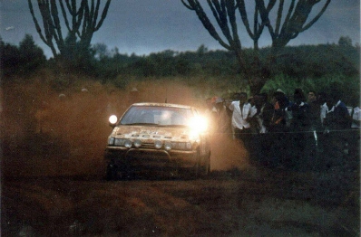 Steve Anthony - Philip Valentine
39º Martini Safari Rally Kenya 1991. Daihatsu Charade GTi (TNK53HA4588). Clasificado 10º.
Ryce Motors Ltd.

Del 27 de Marzo al 1 de Abril, Nairobi, Kenya, África.
Superficie: tierra.

El Rally tenia un total de 4520.76 km con 79 controles horarios.

Tomaron la salida 57 equipos, finalizaron 27.@
Palabras clave: Daihatsu;Charade;Safari;1991
