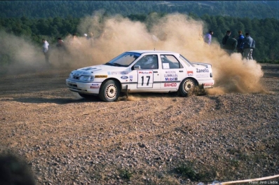 Carlos Menem Jr. - Victor H. Zucchini
27º Rallye España - Catalunya Costa Brava 1991. Ford Sierra Cosworth 4x4 (G95 CHK). clasificado 11º.

Foto en SS21: Castellnou - Castelladrall de 24,53 km.

Del 10 al 13 de Noviembre, Lloret de Mar, Girona, Catalunya, España.
Superficie: asfalto - tierra.

El Rally tenia un total de 1606.98 km de los que 594.01 km divididos en 35 tramos eran especiales, (2 de ellas fueron canceladas SS4 Sant Hilari - Osor de 13.57 Km y SS29 Riera de Merles de 14.36 Km).

Tomaron la salida 76 equipos, finalizaron 33.@
Palabras clave: Menem;Ford;Sierra;Cosworth;Catalunya;Costa_Brava;1991