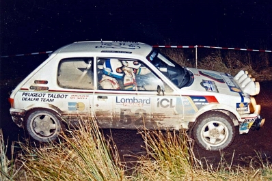 Jonny Milner - Andrew Moss
47º Lombard RAC Rally 1991. Peugeot 205 GTI. Clasificado 17º.

Del 24 al 28 de Noviembre, Harrogate, Yorkshire, Inglaterra.
Superficie: tierra.

El Rally tenia un total de 2355.31 Km de los que 565,51 Km divididos en 37 tramos eran especiales.

Se inscribieron 160 equipos, tomaron la salida 151, finalizaron 82.@
Palabras clave: Peugeot;GTI;Gran_Bretaña;RAC_Rally;Lombard;1991