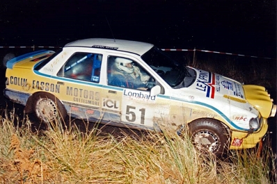 Jeremy Easson - Alun Cook
47º Lombard RAC Rally 1991. Ford Sierra RS Cosworth 4x4 (G400 VRD). Clasificado 19º.

Del 24 al 28 de Noviembre, Harrogate, Yorkshire, Inglaterra.
Superficie: tierra.

El Rally tenia un total de 2355.31 Km de los que 565,51 Km divididos en 37 tramos eran especiales.

Se inscribieron 160 equipos, tomaron la salida 151, finalizaron 82.@
Palabras clave: Ford;Sierra;RS;Cosworth;Gran_Bretaña;RAC_Rally;Lombard;1991
