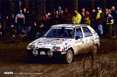 Pavel Sibera - Petr Gross
47º Lombard RAC Rally 1991. Skoda Favorit 136L. Clasificado 20º.

Del 24 al 28 de Noviembre, Harrogate, Yorkshire, Inglaterra.
Superficie: tierra.

El Rally tenia un total de 2355.31 Km de los que 565,51 Km divididos en 37 tramos eran especiales.

Se inscribieron 160 equipos, tomaron la salida 151, finalizaron 82.

COPYRIGHT redakce
@
Palabras clave: Skoda;Favorit;Gran_Bretaña;RAC_Rally;Lombard;1991