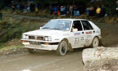 Steve Smith - Brian Hughes
47º Lombard RAC Rally 1991. Lancia Delta HF Integrale. Clasificado 23º.

Del 24 al 28 de Noviembre, Harrogate, Yorkshire, Inglaterra.
Superficie: tierra.

El Rally tenia un total de 2355.31 Km de los que 565,51 Km divididos en 37 tramos eran especiales.

Se inscribieron 160 equipos, tomaron la salida 151, finalizaron 82.@
Palabras clave: Lancia;Delta;integrale;Gran_Bretaña;RAC_Rally;Lombard;1991