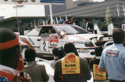 Carlos Sainz Cenamor - Luís Rodríguez Moya
39º Martini Safari Rally Kenya 1991. Toyota Celica GT-4 -ST165- (K-AM 6836). Abandonó por motor en CH62.
Toyota Kenya

Del 27 de Marzo al 1 de Abril, Nairobi, Kenya, África.
Superficie: tierra.

El Rally tenia un total de 4520.76 km con 79 controles horarios.

Tomaron la salida 57 equipos, finalizaron 27.@
Palabras clave: Safari;Toyota;Celica;ST165;1991;Parque_Cerrado