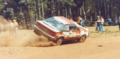 Carlos Sainz Cenamor - Lui­s Moya
4º Commonwealth Bank Rally Australia 1991. Toyota Celica GT-4 (ST165) (K-AM 4083). Abandonó por accidente en SS14 Bunnings Central de 6.33 Km.

Del 20 al 24 Septiembre, Perth, Australia.
Superficie: tierra.
El Rally tenia un total de 2,072.12 Km de los que 592.59 Km divididos en 39 tramos eran especiales.
Se inscribieron 59 equipos, tomaron la salida 59, finalizaron 36.@
Palabras clave: ;Toyota;Celica;ST165;Australia;1991