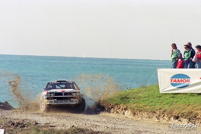 Juha Kankkunen - Juha Piironen
33º Rallye Sanremo - Rallye d'Italia 1991. Lancia Delta Integrale 16V (TO 99926R). Abandonó por la dirección del coche después de una salida de pista en SS3 Montalto 1 de 21.49 Km.

Foto en la super especial SS1 Ospedaletti de 1.26 km.

Del 12 al 17 de Octubre, Sanremo, Ligúria, Imperia, Italia.
Superficie: asfalto - tierra.

El Rally tenia un total de 2185.96 km de los que 572.91 km divididos en 31 tramos eran especiales (uno de ellos fue cancelado SS5 Castiglione Garfagnana de 9.67 km).

Tomaron la salida 87 equipos, finalizaron 40.@
Palabras clave: ;Lancia;Delta;Integrale;Sanremo;1991