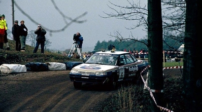 Markku Alen - Ilkka Kivimaki
47º Lombard RAC Rally 1991. Subaru Legacy RS (H66IFFC). Abandonó por accidente en SS31 Pundershaw de 39.98 km.

Del 24 al 28 de Noviembre, Harrogate, Yorkshire, Inglaterra.
Superficie: tierra.

El Rally tenia un total de 2355.31 Km de los que 565,51 Km divididos en 37 tramos eran especiales.

Se inscribieron 160 equipos, tomaron la salida 151, finalizaron 82.@
Palabras clave: Markku_Alen;Subaru;Legacy;RS;Gran_Bretaña;RAC_Rally;Lombard;1991