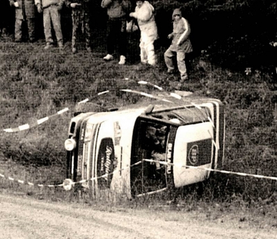 Markku Alen - Ilkka Kivimaki
47º Lombard RAC Rally 1991. Subaru Legacy RS (H66IFFC). Abandonó por accidente en SS31 Pundershaw de 39.98 km.

Del 24 al 28 de Noviembre, Harrogate, Yorkshire, Inglaterra.
Superficie: tierra.

El Rally tenia un total de 2355.31 Km de los que 565,51 Km divididos en 37 tramos eran especiales.

Se inscribieron 160 equipos, tomaron la salida 151, finalizaron 82.@
Palabras clave: Markku_Alen;Subaru;Legacy;RS;Gran_Bretaña;RAC_Rally;Lombard;1991;Crash