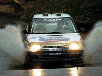 Markku Alen - Ilkka Kivimaki
47º Lombard RAC Rally 1991. Subaru Legacy RS (H66IFFC). Abandonó por accidente en SS31 Pundershaw de 39.98 km.

Del 24 al 28 de Noviembre, Harrogate, Yorkshire, Inglaterra.
Superficie: tierra.

El Rally tenia un total de 2355.31 Km de los que 565,51 Km divididos en 37 tramos eran especiales.

Se inscribieron 160 equipos, tomaron la salida 151, finalizaron 82.@
Palabras clave: Markku_Alen;Subaru;Legacy;RS;Gran_Bretaña;RAC_Rally;Lombard;1991