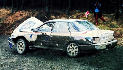 Colin McRae - Derek Ringer
47º Lombard RAC Rally 1991. Subaru Legacy RS (H187 GUD). Abandonó por accidente en SS30 Broomylinn de 26.42 Km.

Del 24 al 28 de Noviembre, Harrogate, Yorkshire, Inglaterra.
Superficie: tierra.

El Rally tenia un total de 2355.31 Km de los que 565,51 Km divididos en 37 tramos eran especiales.

Se inscribieron 160 equipos, tomaron la salida 151, finalizaron 82.@
Palabras clave: ;Suberu;Legacy;RS;Gran_Bretaña;RAC_Rally;Lombard;1991;Crash