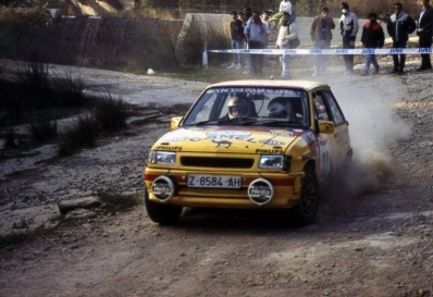 Luis Climent - Jose Muñoz
27º Rallye Catalunya - Costa Brava - Rallye de España 1991. Opel Corsa GSi (Z-8584-AH). Abandonó por la caja de cambios en SS30 Vallclara - Bancells de 21.17 km.
Opel Team España

Del 10 al 13 de Noviembre, Lloret de Mar, Girona, Catalunya, España.
Superficie: asfalto - tierra.

El Rally tenia un total de 1606.98 km de los que 594.01 km divididos en 35 tramos eran especiales, (2 de ellas fueron canceladas SS4 Sant Hilari - Osor de 13.57 Km y SS29 Riera de Merles de 14.36 Km).

Tomaron la salida 76 equipos, finalizaron 33.@

Palabras clave: Opel;Corsa;GSI;Catalunya;Costa_Brava;1991;España;Spain