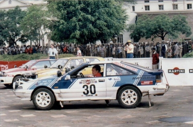 Jayant Shah - Lofty Drews
39º Martini Safari Rally Kenya 1991. Nissan 200 SX. Abandonó.

Del 27 de Marzo al 1 de Abril, Nairobi, Kenya, África.
Superficie: tierra.

El Rally tenia un total de 4520.76 km con 79 controles horarios.

Tomaron la salida 57 equipos, finalizaron 27.
Palabras clave: Nissan;SX;Safari;1991;Parque_Cerrado