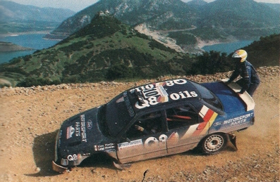 Alex Fiorio - Luigi Pirollo
38º Acropolis Rally 1991. Ford Sierra RS Cosworth 4x4. Abandonò por pérdida de una rueda en SS30 Diakopi de 14,80 Km.

Luigi Pirollo colgado en la parte trasera del Ford intentando hacer algo de contrapeso para conseguir llegar al final del tramo.

Del 1 al 6 de Junio, Atenas, Grecia.
Superficie: tierra.

El Rally tenia un total de 1.776,55 km de los que 597.35 km divididos en 48 tramos eran especiales, (una de ellas fue cancelada SS22 Aghia Triada de 9,55 Km).

Tomaron al salida 94 equipos, finalizaron 37.@
Palabras clave: ;Ford;Sierra;Cosworth;Grecia;1991;crash