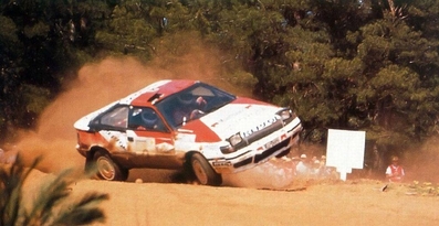 Carlos Sainz Cenamor - Luà­s Moya
4º Commonwealth Bank Rally Australia 1991. Toyota Celica GT-4 (ST165). Abandonò por accidente en SS14 Bunnings Central de 6.33 Km.
El Rally tenia un total de 2,072.12 Km de los que 592.59 Km divididos en 39 tramos eran especiales.
Se inscribieron 59 equipos, tomaron la salida 59, finalizaron 36.
PHOTO Ricardo Muñoz Llorca.@
Palabras clave: ;Toyota;Celica;ST165;Australia;1991;crash