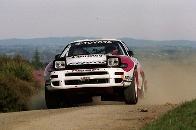 Carlos Sainz - Luis Moya
23ª Rothmans Rally New Zealand 1992. Toyota Celica Turbo 4WD -ST185- (K-AM 6196). Clasificado 1º.

Del 25 al 28 de Junio, Auckland, Nueva Zelanda.
Superficie: tierra.

El Rally tenía un total de 584.54 km cronometrados divididos en 38 tramos especiales.

Tomaron la salida 76 equipos, finalizaron 41.@
Palabras clave: ;Toyota;Celica;ST185;Nueva_Zelanda;1992