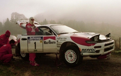 Carlos Sainz - Luis Moya
23ª Rothmans Rally New Zealand 1992. Toyota Celica Turbo 4WD -ST185- (K-AM 6196). Clasificado 1º.

Del 25 al 28 de Junio, Auckland, Nueva Zelanda.
Superficie: tierra.

El Rally tenía un total de 584.54 km cronometrados divididos en 38 tramos especiales.

Tomaron la salida 76 equipos, finalizaron 41.@
Palabras clave: ;Toyota;Celica;ST185;Nueva_Zelanda;1992