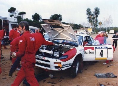 Asistencia del Equipo Toyota Team Europe en el 28º Rallye Catalunya-Costa Brava 1992. 
En el Toyota Celica Turbo 4WD -ST185- (K-AM 2134) de Carlos Sainz - Luis Moya, clasificado 1º.
Foto: Service before Lloret Verd.

Del 8 al 11 de Noviembre, Lloret de Mar, Girona, Catalunya, España.
Superficie: asfalto - tierra.

El Rally tenia un total de 1,505.08 Km de los que 519.65 Km divididos en 29 tramos eran especiales, (uno de ellos fue cancelado SS7).

Se inscribieron 79 equipos, tomaron la salida 74, finalizaron 31.

© Joan Al.
@
Palabras clave: Carlos_Sainz;Toyota;Célica;Catalunya;1992;Asistencias