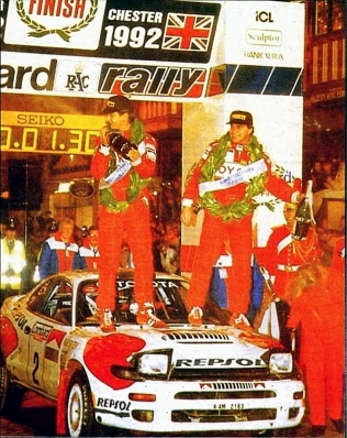 Carlos Sainz Cenamor - Lui­s Moya
48º Lombard RAC Rally 1992. Toyota Celica Turbo 4WD ST185 (K-AM 2163). Clasificado 1º.

Del 22 al 25 de Noviembre, Chester, Cheshire, Inglaterra.
Superficie: tierra.

El Rally tenia un total de 2596.53 km de los que 565.41 km divididos en 34 tramos eran especiales (una de ellas fue cancelada SS24 Kershope de 33.03 Km).

Se inscribieron 162 equipos, tomaron la salida 157, finalizaron 101.@
Palabras clave: ;Toyota;Celica;ST185;Gran_Bretaña;1992;RAC_Rally;Personajes;Inglaterra