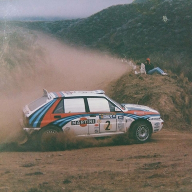 Didier Auriol - Bernard Occelli
12º Rally YPF Argentina 1992. Lancia Delta HF Integrale (TO 76572S). Clasificado 1º.
Martini Racing

Del 22 al 25 de Julio, Tucuman, Argentina.
Superficie: tierra.

El Rally tenia un total de 1818.61 km de los que 458.19 km divididos en 28 tramos eran especiales (5 de ellas fueron canceladas, SS5 San Pablo - San Javier de 23,58 Km, SS13 Yunca Suma - Alpachiri 1 de 29,56 Km, SS21 Singuil - Las Chacritas 2 de 30,50 Km, SS22 Yunca Suma - Alpachiri 2 de 29,56 Km y SS24 Timbo Viejo - El Cadillal 2 de 8,07 Km).

Se inscribieron 63 equipos, tomaron la salida 63, finalizaron 31.
@
Palabras clave: Didier_Auriol;Lancia;Delta;Integrale;Argentina;1992