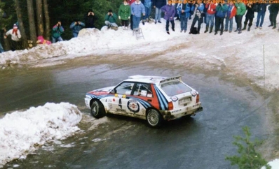 Didier Auriol - Bernard Occelli
60º Rallye Automobile de Monte-Carlo 1992. Lancia Delta HF Integrale (TO 45703S). Clasificado 1º.

Del 23 al 29 de Enero, Monte-Carlo.
Superficie: asfalto - nieve.

El Rally tenia un total de 3317.61 km de los que 628.29 km divididos en 26 tramos eran especiales (1 de ellas fue cancelada SS23 Col de Turini 3 de 22,21 Km).

Tomaron la salida 141 equipos, finalizaron 76.@
Palabras clave: Didier_Auriol;Lancia;Delta;Integrale;Montecarlo;1992;nieve