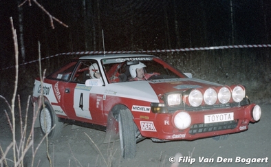 Mats Jonsson - Lars Bäckman
41º International Suecia Rally 1992. Toyota Celica GT-4 -ST165- (TOYOTA). Clasificado 1º.

Del 12 al 17 de Febrero, Karlstad, Suecia.
Superficie: nieve - hielo.

El Rally tenia un total de 1673.00 Km de los que 571.19 Km divididos en 31 tramos eran especiales.

Se inscribieron 94 equipos, tomaron la salida 94, finalizaron 46.

© Filip Van Den Bogaert
@
Palabras clave: Toyota;Celica;Suecia;1992