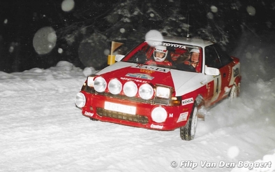 Mats Jonsson - Lars Bäckman
41º International Suecia Rally 1992. Toyota Celica GT-4 -ST165- (TOYOTA). Clasificado 1º.

Del 12 al 17 de Febrero, Karlstad, Suecia.
Superficie: nieve - hielo.

El Rally tenia un total de 1673.00 Km de los que 571.19 Km divididos en 31 tramos eran especiales.

Se inscribieron 94 equipos, tomaron la salida 94, finalizaron 46.

© Filip Van Den Bogaert
@
Palabras clave: Toyota;Celica;Suecia;1992;nieve