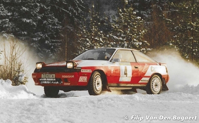 Mats Jonsson - Lars Bäckman
41º International Suecia Rally 1992. Toyota Celica GT-4 -ST165- (TOYOTA). Clasificado 1º.

Del 12 al 17 de Febrero, Karlstad, Suecia.
Superficie: nieve - hielo.

El Rally tenia un total de 1673.00 Km de los que 571.19 Km divididos en 31 tramos eran especiales.

Se inscribieron 94 equipos, tomaron la salida 94, finalizaron 46.

© Filip Van Den Bogaert
@
Palabras clave: Toyota;Celica;Suecia;1992;nieve