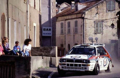 Didier Auriol - Bernard Occelli
36º Tour de Corse - Rallye de France 1992. Lancia Delta HF Integrale (TO 76571S). Clasificado 1º.

Del 2 al 7 de Mayo, Ajaccio, Corcega, Francia.
Superficie: asfalto.

El Rally tenia un total de 1,164.22 Km de los que 618.37 Km divididos en 27 tramos eran especiales, (las 4 últimas fueron canceladas, SS24 Liamone - Ambiegna de 43.93 Km, SS25 Suarella - Col de Marcuccio de 25.21 Km, SS26 Bicchisano - Pila Canale de 14.47 Km, SS27 de 25.12 Km, debido a un accidente en el estadio de fútbol de Bastia en el que fallecieron 18 aficionados, D.E.P. / R.I.P.).

Se inscribieron 107 equipos, tomaron la salida 107, finalizaron 47.
@
Palabras clave: Didier_Auriol;Lancia;Delta;Integrale;Corse;Corcega;1992
