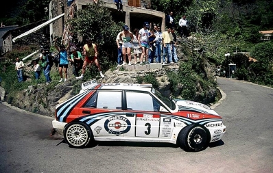 Didier Auriol - Bernard Occelli
36º Tour de Corse - Rallye de France 1992. Lancia Delta HF Integrale (TO 76571S). Clasificado 1º.
Martini Racing

Del 2 al 7 de Mayo, Ajaccio, Corcega, Francia.
Superficie: asfalto.

El Rally tenia un total de 1,164.22 Km de los que 618.37 Km divididos en 27 tramos eran especiales, (las 4 últimas fueron canceladas, SS24 Liamone - Ambiegna de 43.93 Km, SS25 Suarella - Col de Marcuccio de 25.21 Km, SS26 Bicchisano - Pila Canale de 14.47 Km, SS27 de 25.12 Km, debido a un accidente en el estadio de fútbol de Bastia en el que fallecieron 18 aficionados, D.E.P. / R.I.P.).

Se inscribieron 107 equipos, tomaron la salida 107, finalizaron 47.
@
Palabras clave: Didier_Auriol;Lancia;Delta;Integrale;Corse;Corcega;1992
